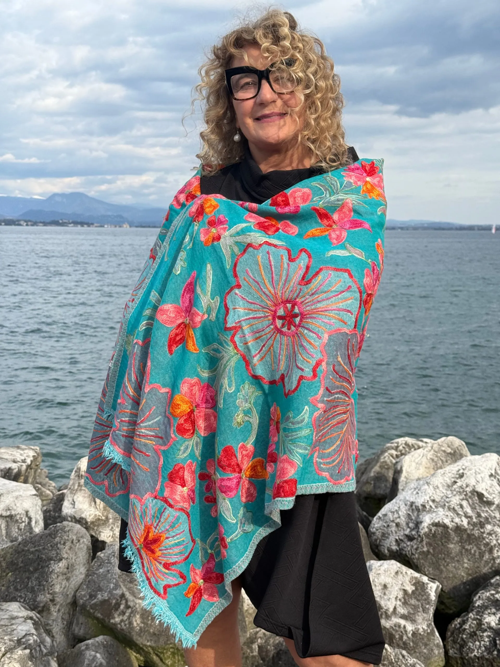 PASHMINA FLOREALE RICAMATA A MANO