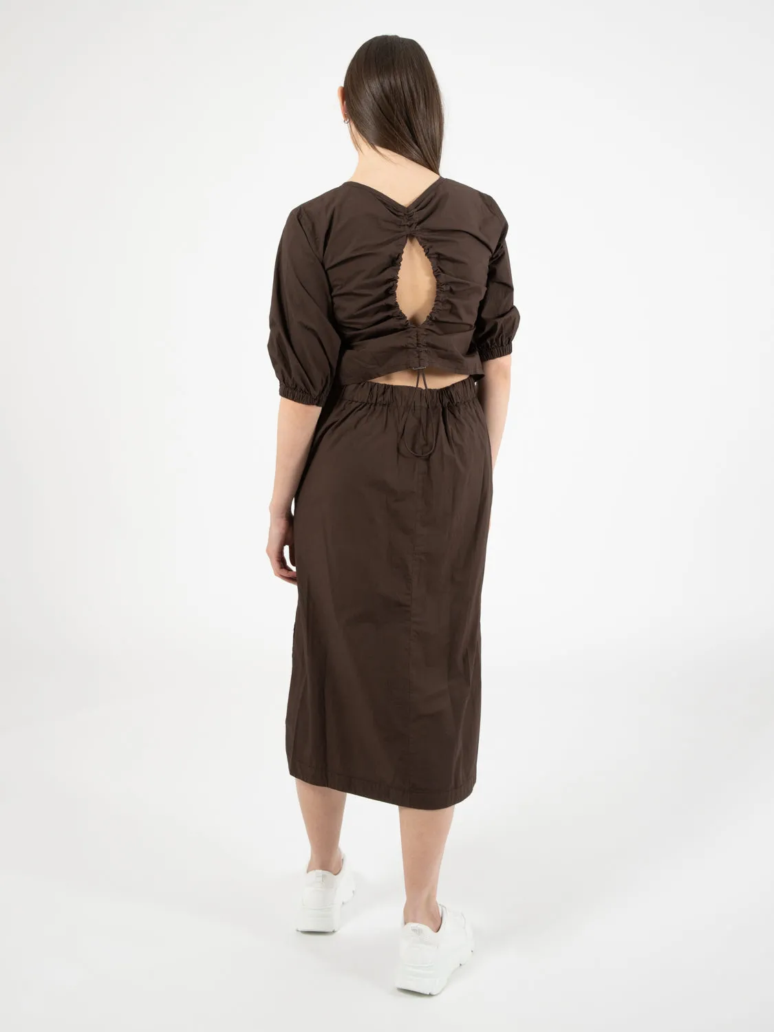 Abito midi con arriccio e coulisse caffè
