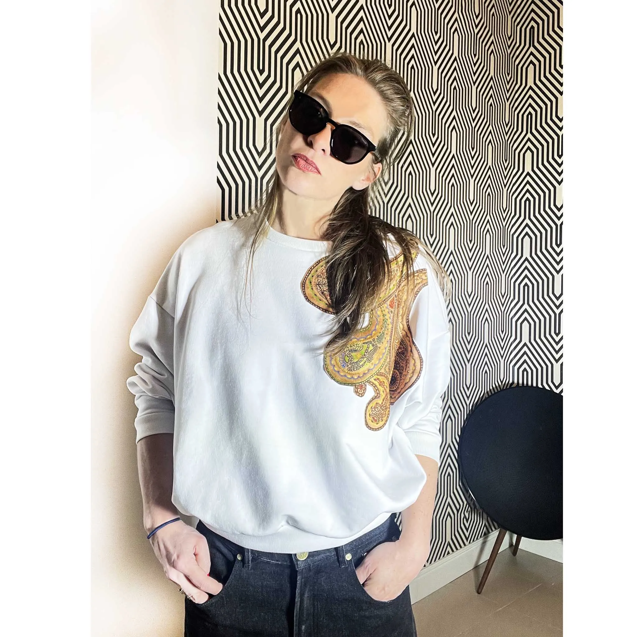 MONTES - Felpa BIANCA con applicazione paisley