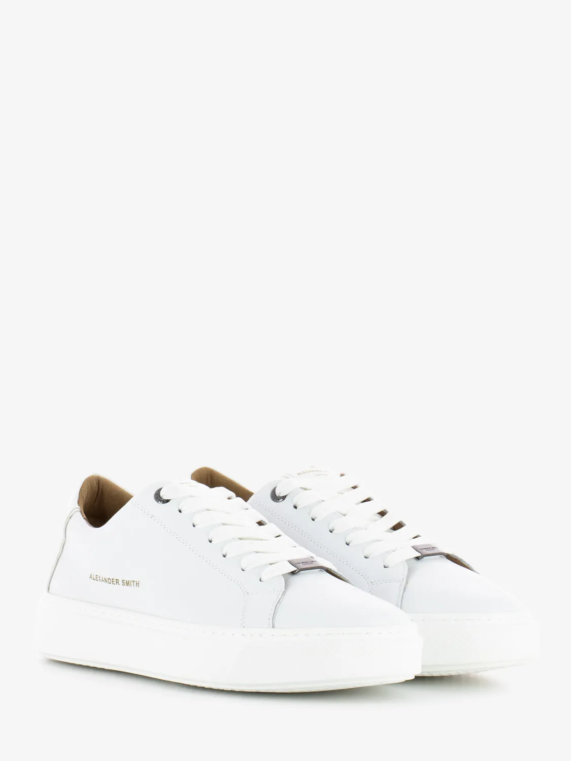 London Man total white