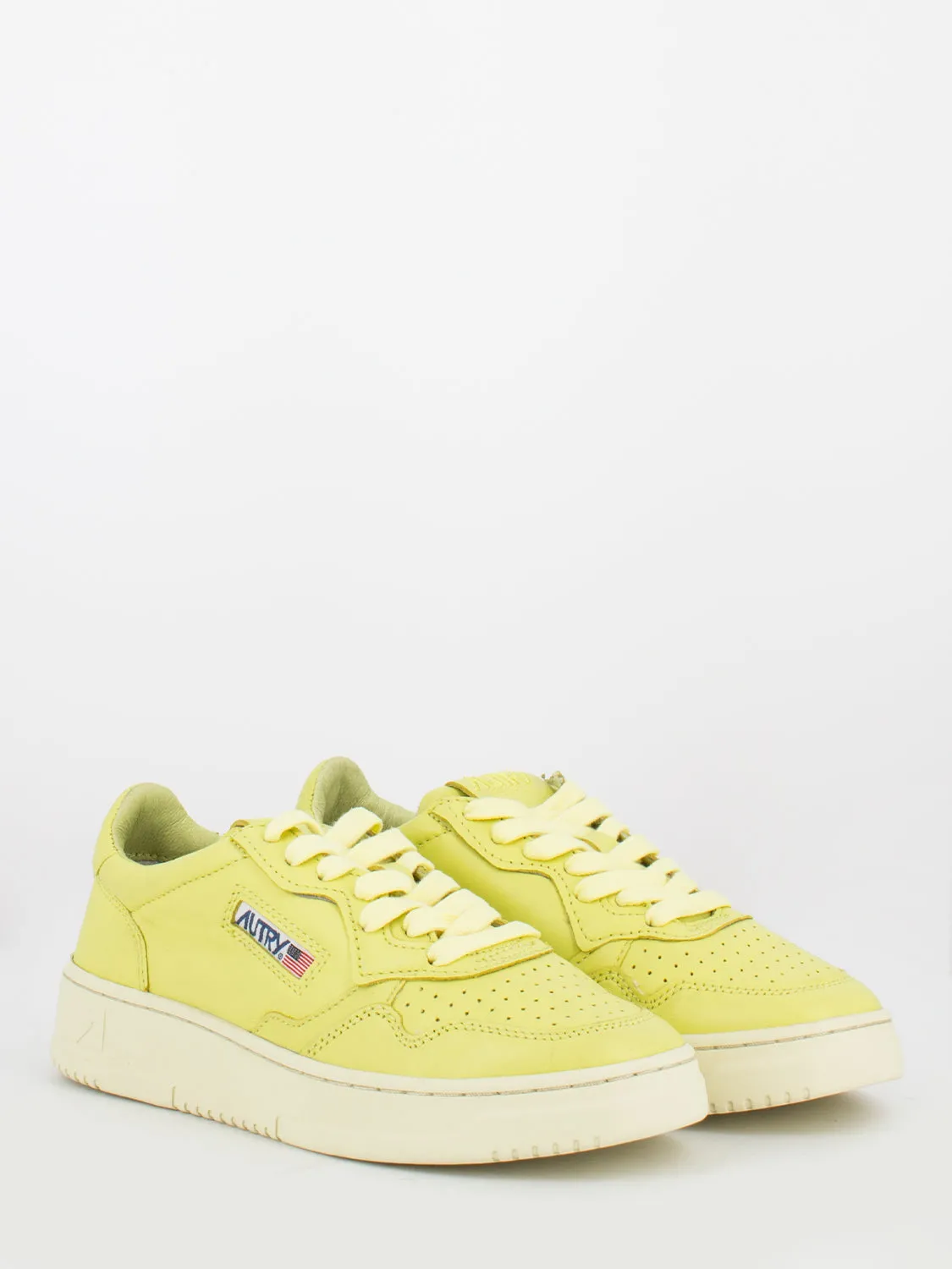 01 low goat / goat gialle