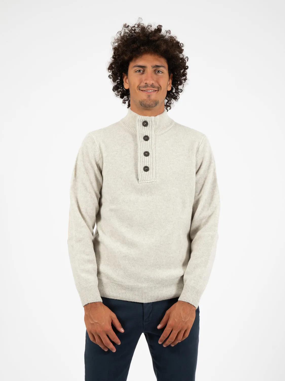 Maglione con bottoni e toppe beige