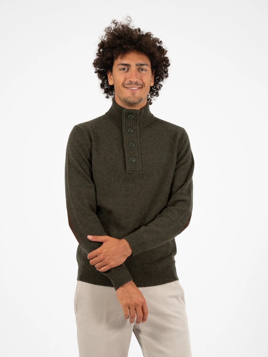 Maglione con bottoni e toppe verde