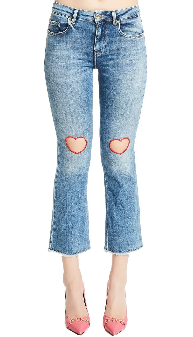 Denny Rose Jeans - Jeans flaire cropped con patch a forma di cuori.