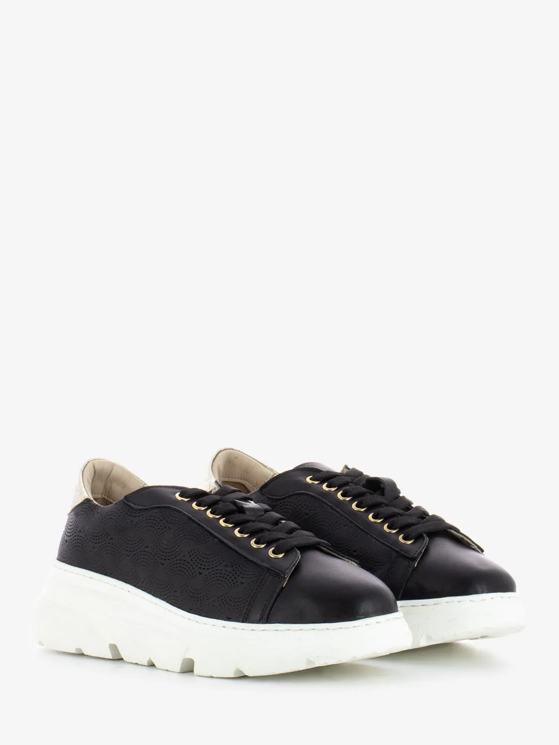 Sneakers traforata in pelle nera