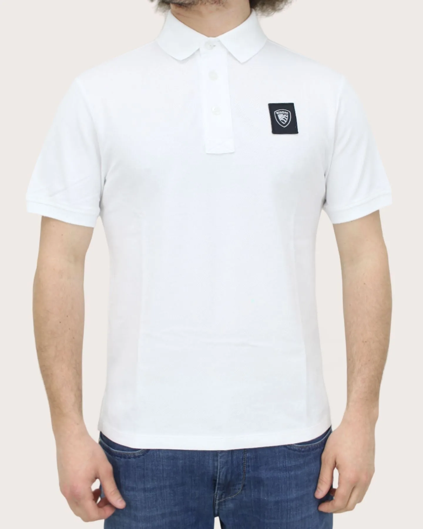 Blauer Polo con patch logo