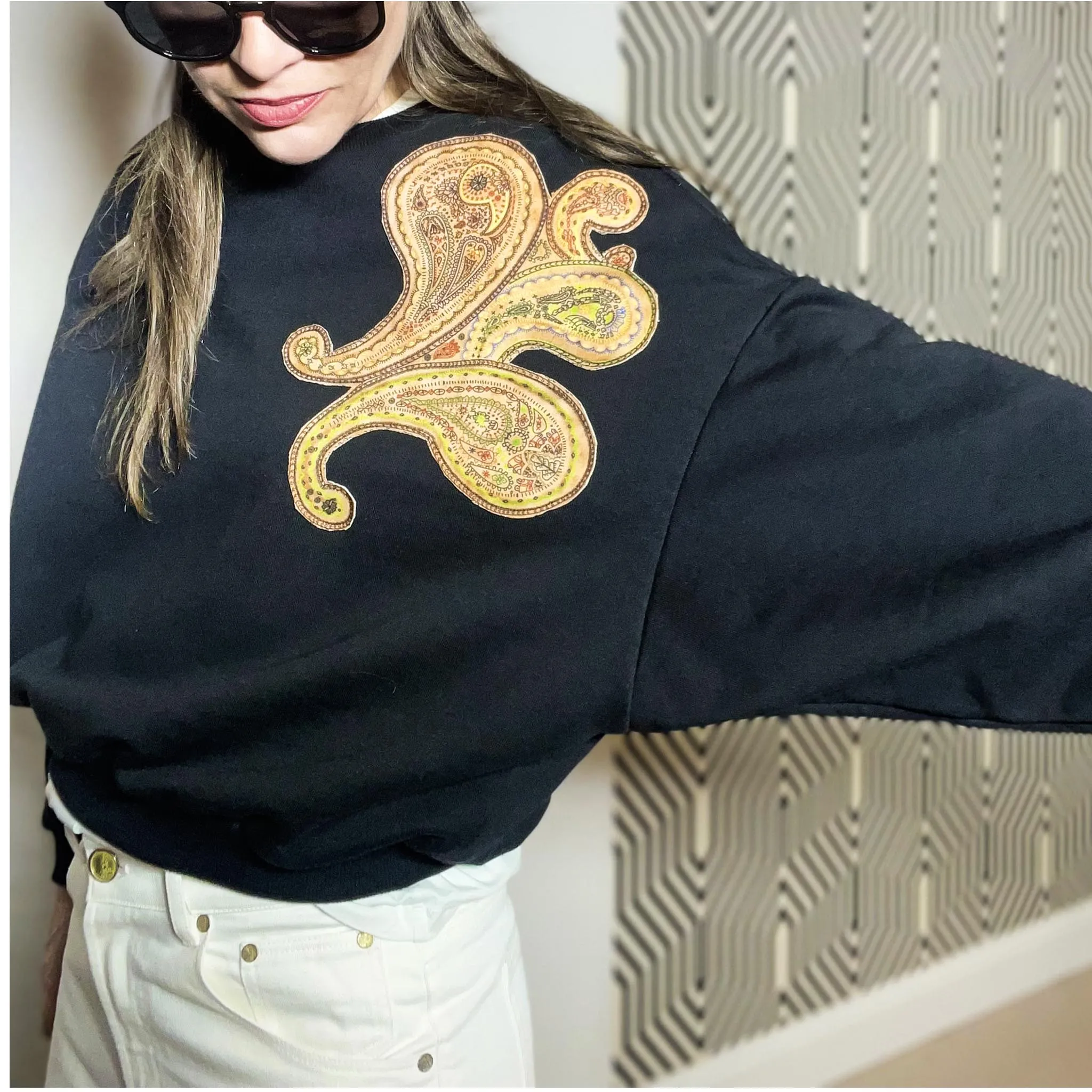 MONTES - Felpa nera con applicazione paisley