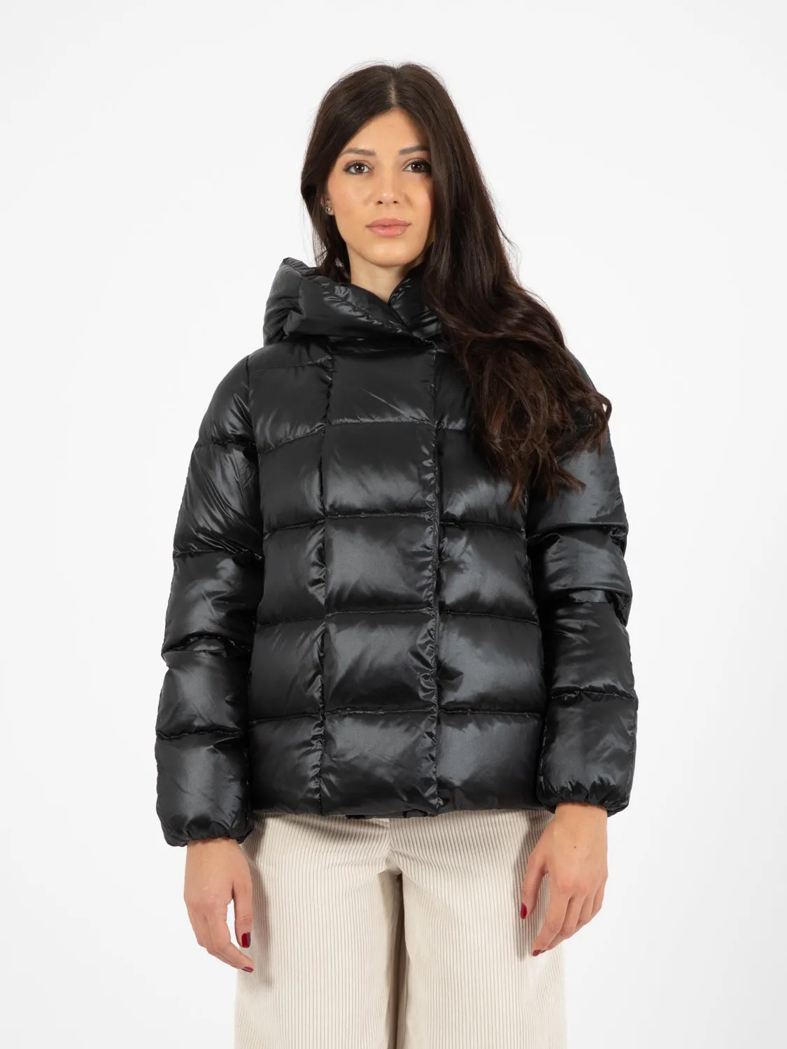 Piumino corta con cappuccio nero