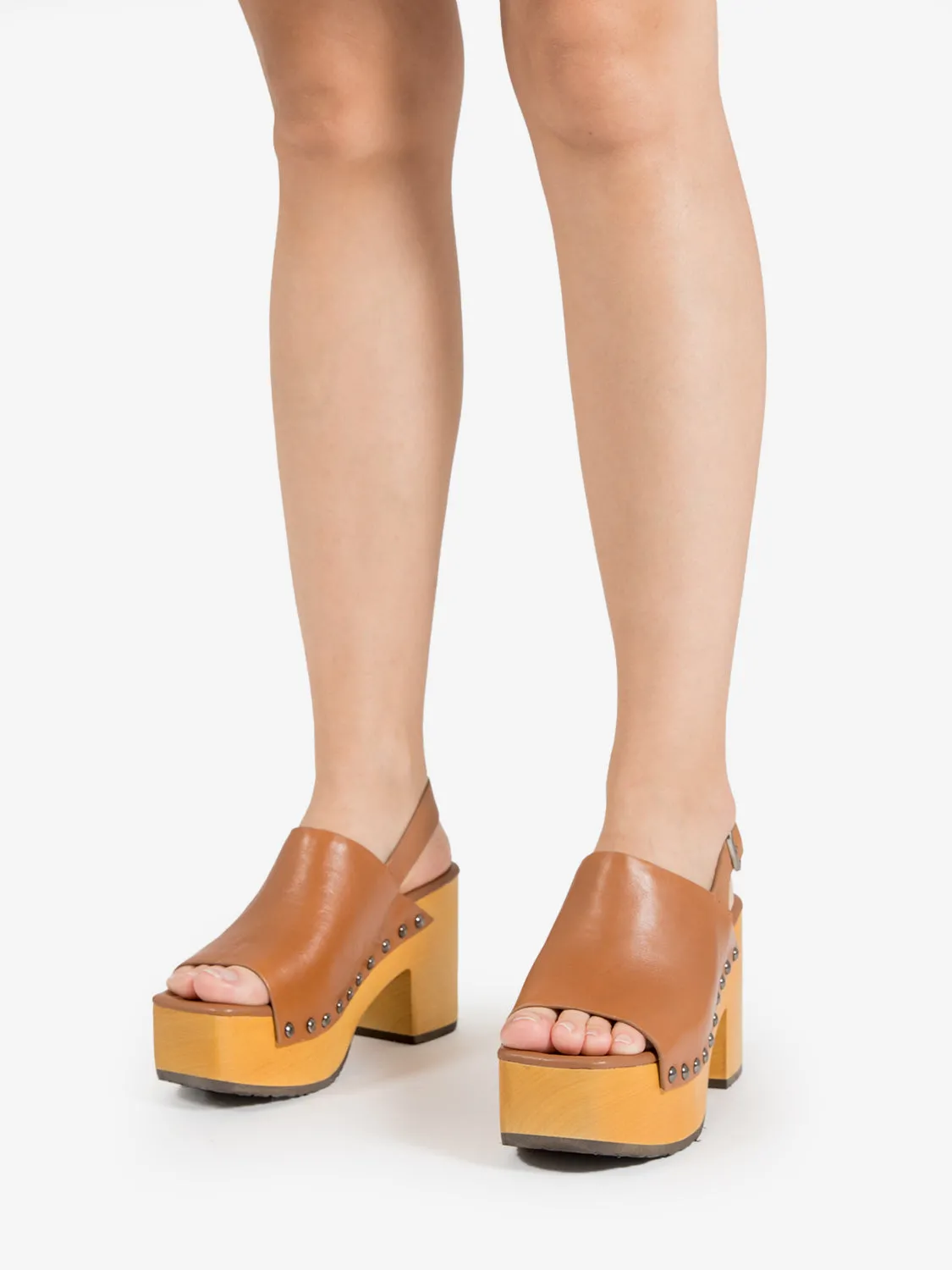 Zoccoli alti tabacco con borchie