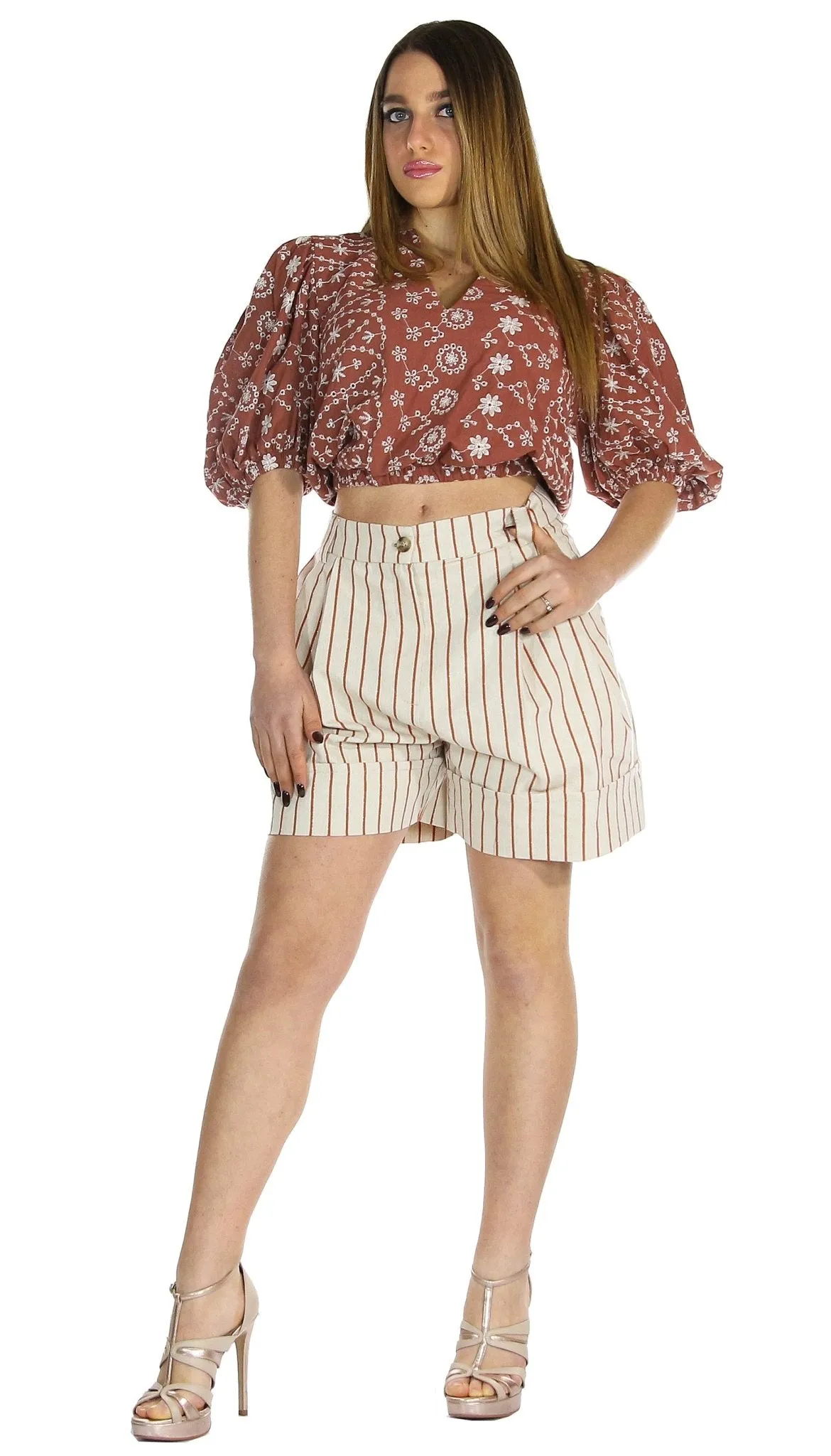 Silvian Heach Blusa a fiori e shorts a righe.