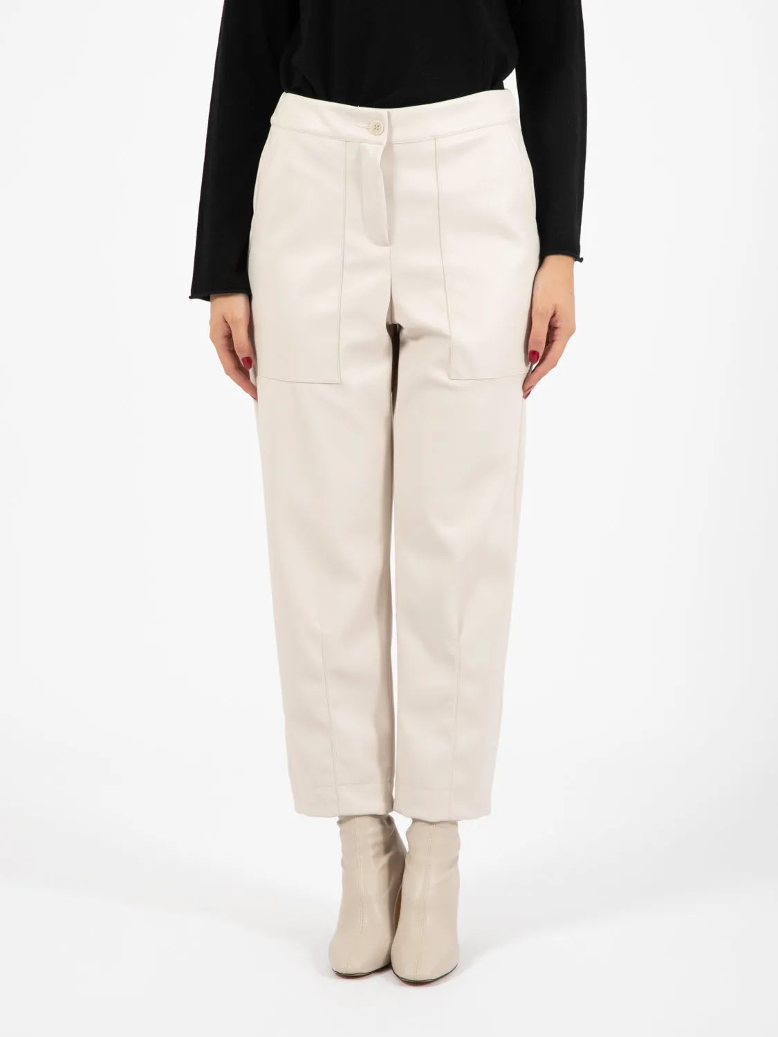 Pantalone in ecopelle con maxi tasche panna