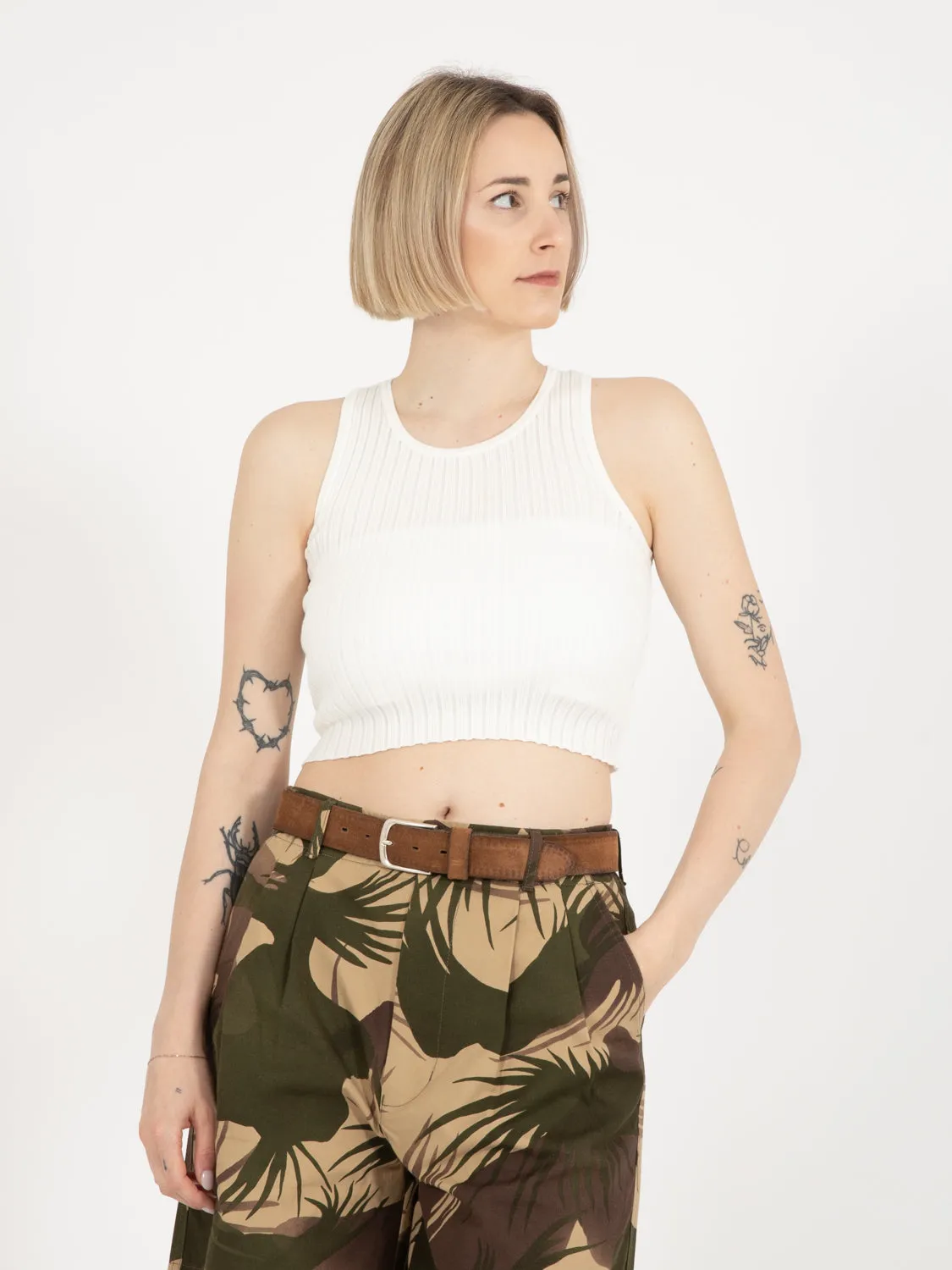 Top corto a coste bianco